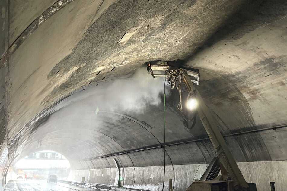Nach dem Brand in dem Tunnel westlich von Stuttgart müssen Autofahrer weiter Geduld aufbringen. Die Reparaturen in der Weströhre gehen aber Schritt für Schritt voran.