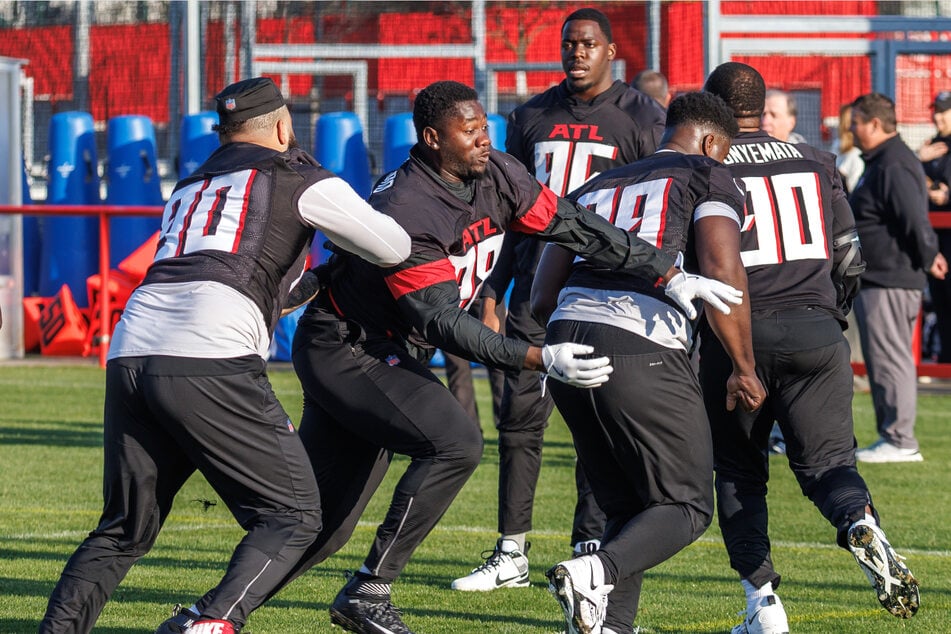 Los Atlanta Falcons se preparan para el partido en el centro de entrenamiento Oberspree.
