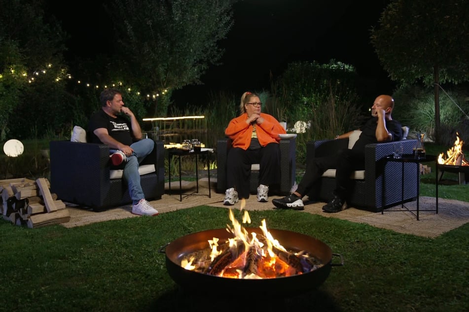 Ilka Bessin (53, M.) und Detlef Steves (56, r.) sind in der Talkshow des Hundeprofis zu Gast.