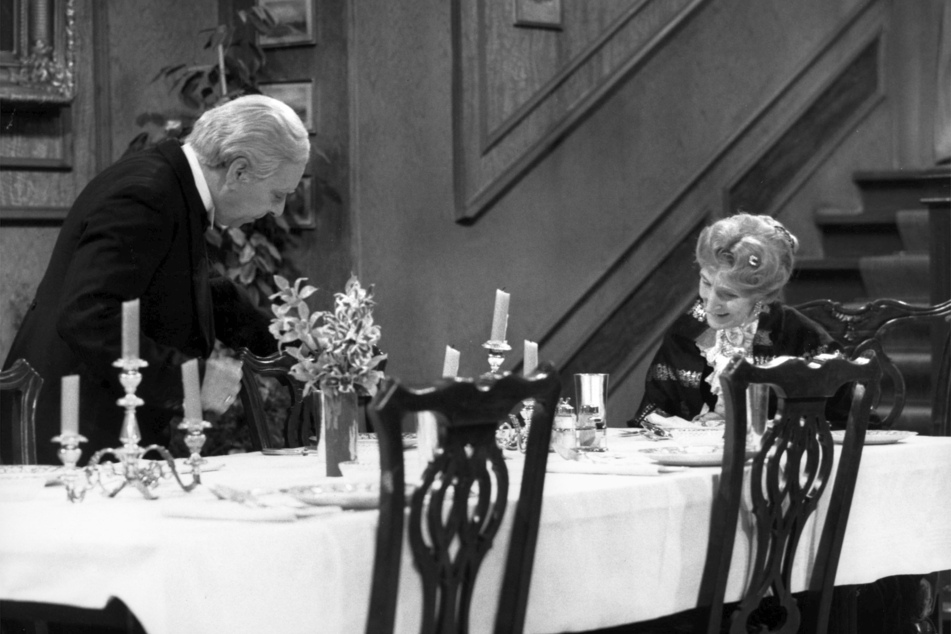 Freddie Frinton als Diener James und May Warden als allein speisende alte Dame Miss Sophie in einer Szene von "Dinner for One".