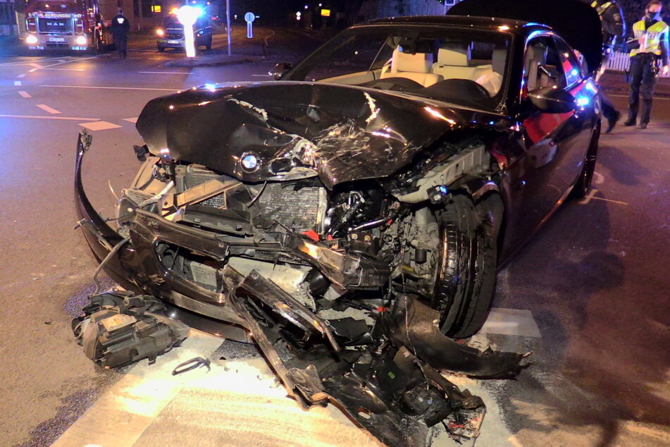 Bei dem Unfall wurden beide Fahrzeuge zerstört und mussten abgeschleppt werden.