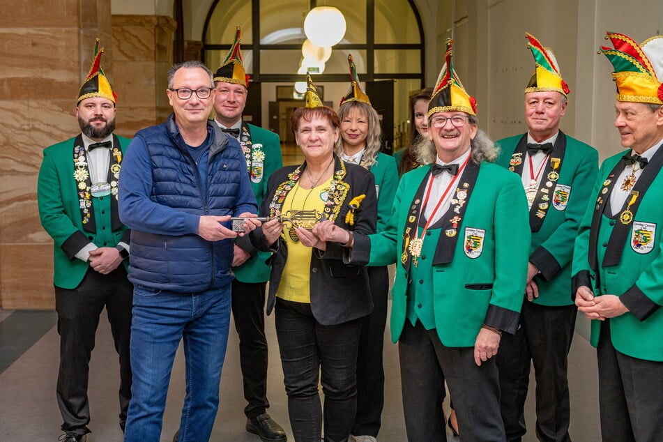 Michael Thiele (68, r.) vom Dresdner Carnevals Club und die Präsidentin des Elferrats Gebau, Heike Stephan (54, M.), geben Bürgermeister Jan Donhauser (55, CDU, l.) den Rathausschlüssel zurück.