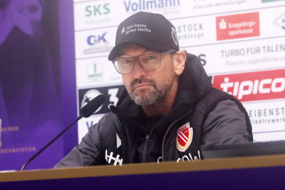 Energie-Coach Claus-Dieter Wollitz (60) hofft auf den Klassenerhalt für Erzgebirge Aue.