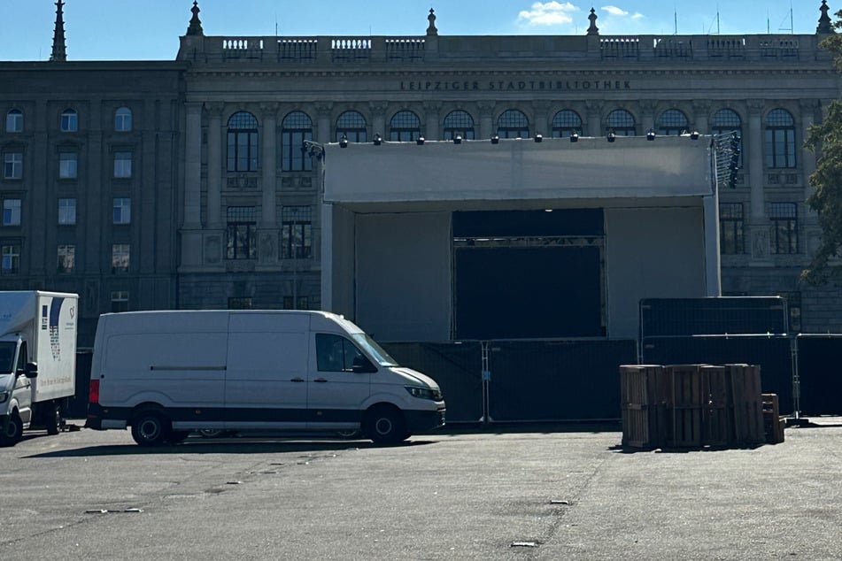 Leipzig: Bühne wird aufgebaut: Was passiert gerade auf dem Wilhelm-Leuschner-Platz?