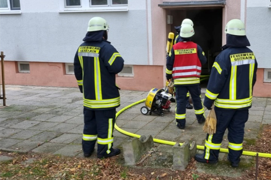 Feuer bricht in Keller aus: Vier Personen im Krankenhaus, darunter ein Baby