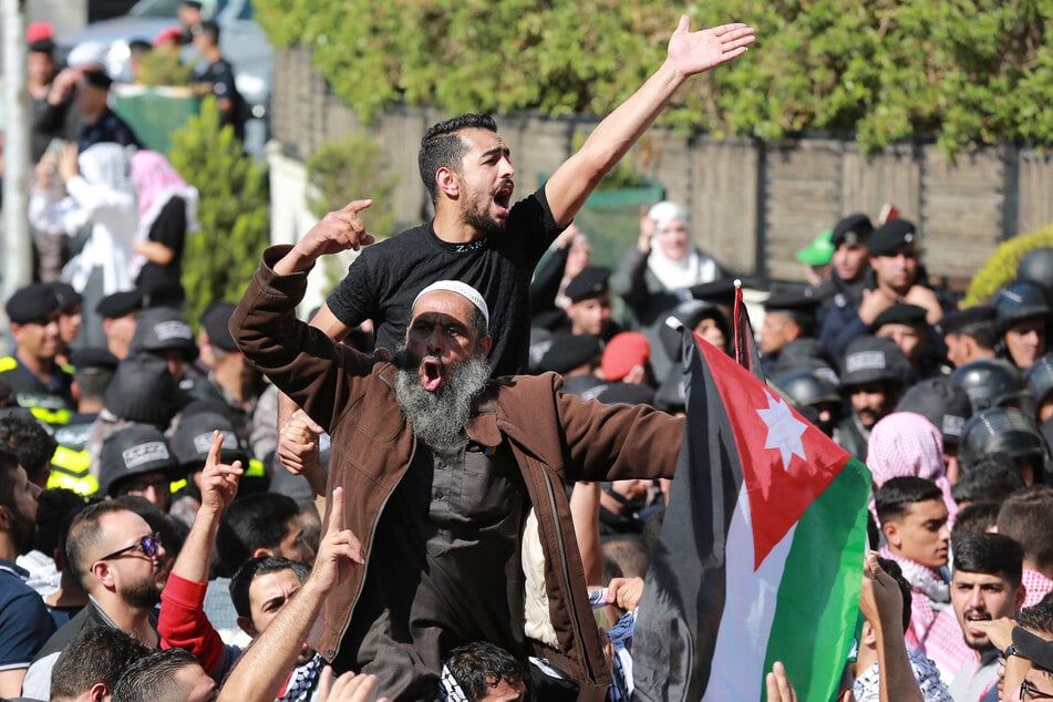 Wie hier in der jordanischen Hauptstadt Amman gingen weltweit Palästinenser und ihre Unterstützer auf die Straße, um gegen den mutmaßlichen Luftschlag auf das Krankenhaus zu demonstrieren.