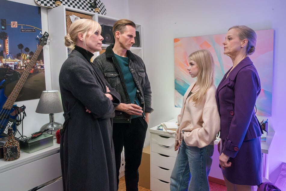 Ina Zimmermann (Melanie Marschke,55, l.) und Moritz Brenner (Johannes Hendrik Langer,40, 2.v.l.) befragen die Schülerin Romy Zelder (Emilia Pieske, 2.v.r.) zum Mord am Sozialarbeiter an ihrer Schule.