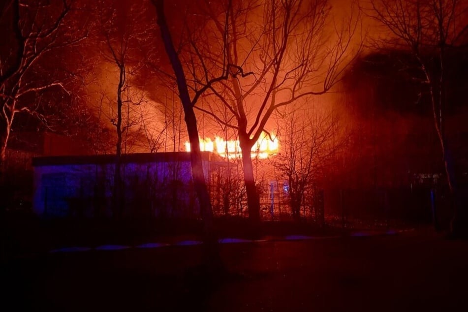 Am Abend hatte das Feuer das ganze Obergeschoss des ehemaligen Kitagebäudes erfasst.