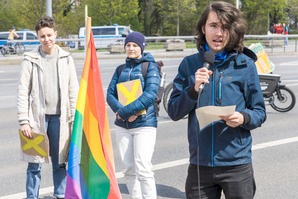 Klimaaktivist Moritz Schulz (19, r.) hielt während der Demonstration am Fritz-Foerster-Platz eine Rede, in der er sich mit den Angeklagten solidarisierte.