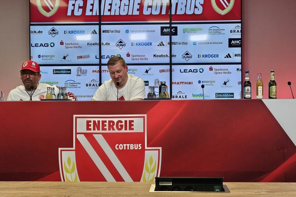 Auf der Pressekonferenz verrät Trainer Pele Wollitz (61, l.) seine Pläne auf der Linksverteidiger-Position.