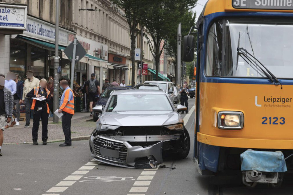 Auto kracht in Tram: Eisenbahnstraße stadtauswärts gesperrt