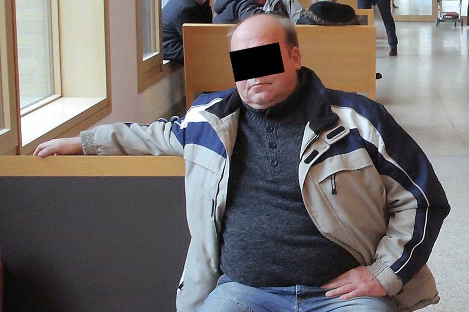 Andreas S. (48) stellte seine Lagerhalle für die Reifen bereit.