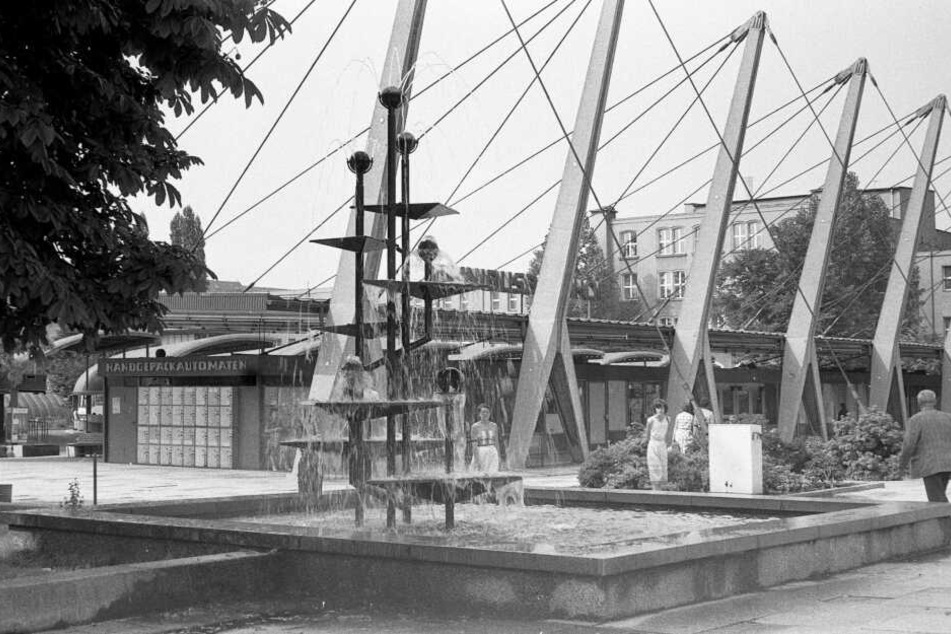 Schon in der DDR beliebt: Klapperbrunnen und Busbahnhof an der Straße der Nationen.