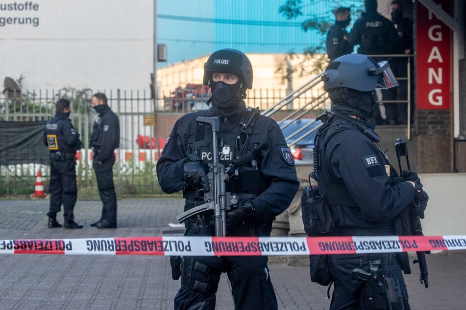 Bei einer Razzia gegen Rockerkriminalität hat die Polizei am Donnerstagmorgen in mehreren Städten an Rhein und Ruhr mindestens 20 Gebäude durchsucht.