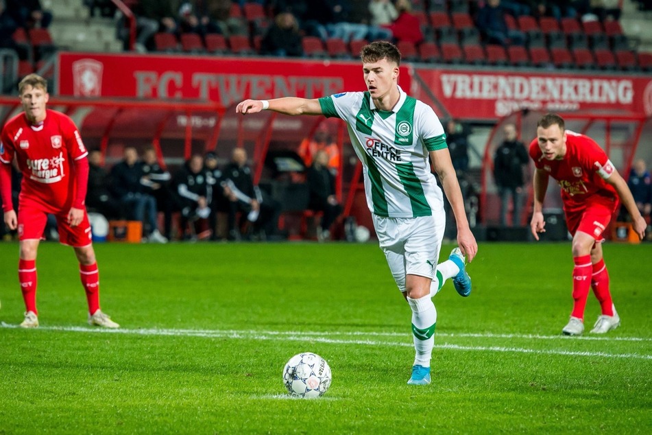 Ajdin Hrustic (m.) vom FC Groningen soll die rechte Außenbahn der Eintracht in Schwung bringen.