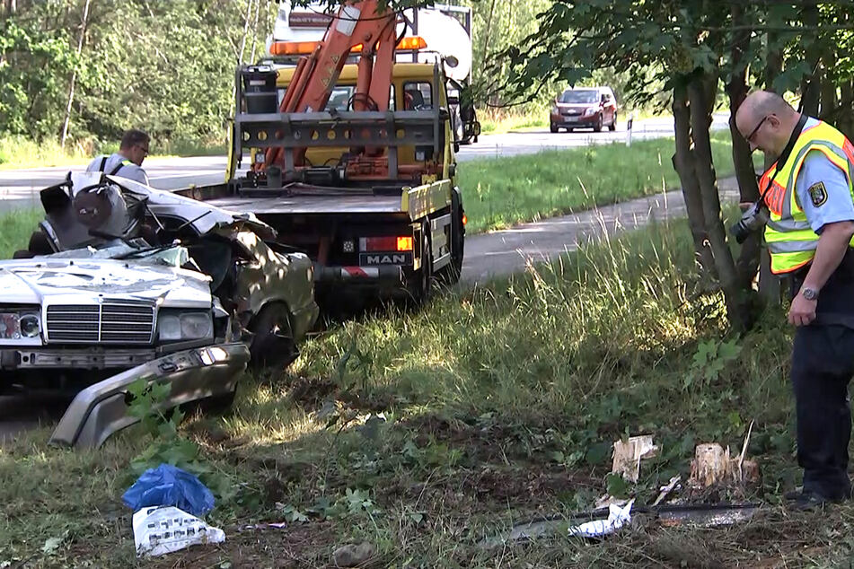 schrecklicher unfall polizei muss drei baume fallen um fahrer zu befreien tag24