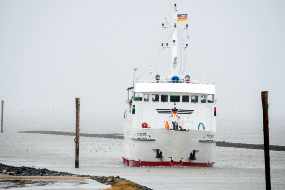 Eine Fähre steuert Wangerooge an.