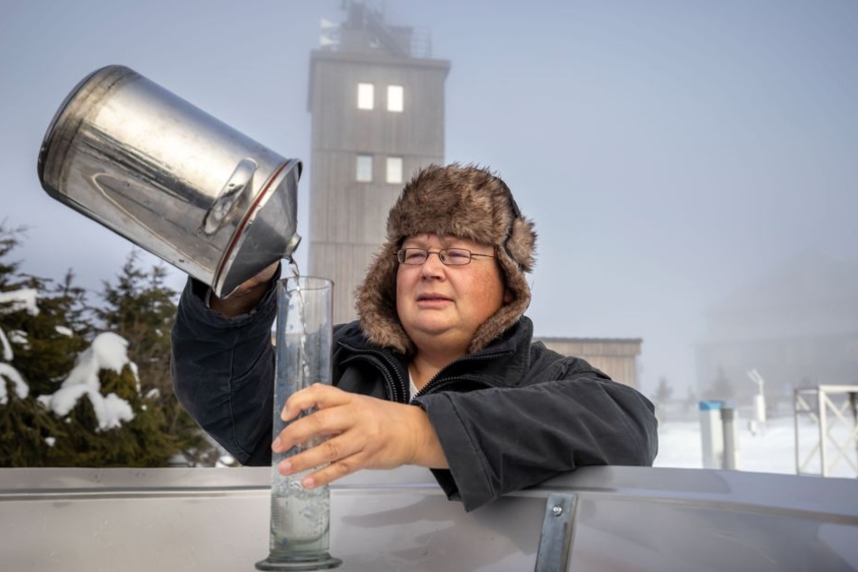 Die Wetterstation auf dem Fichtelberg wird nach 102 Jahren geschlossen. Meteorologin Claudia Hinz (46) misst zum letzten Mal die Niederschlagsmenge.