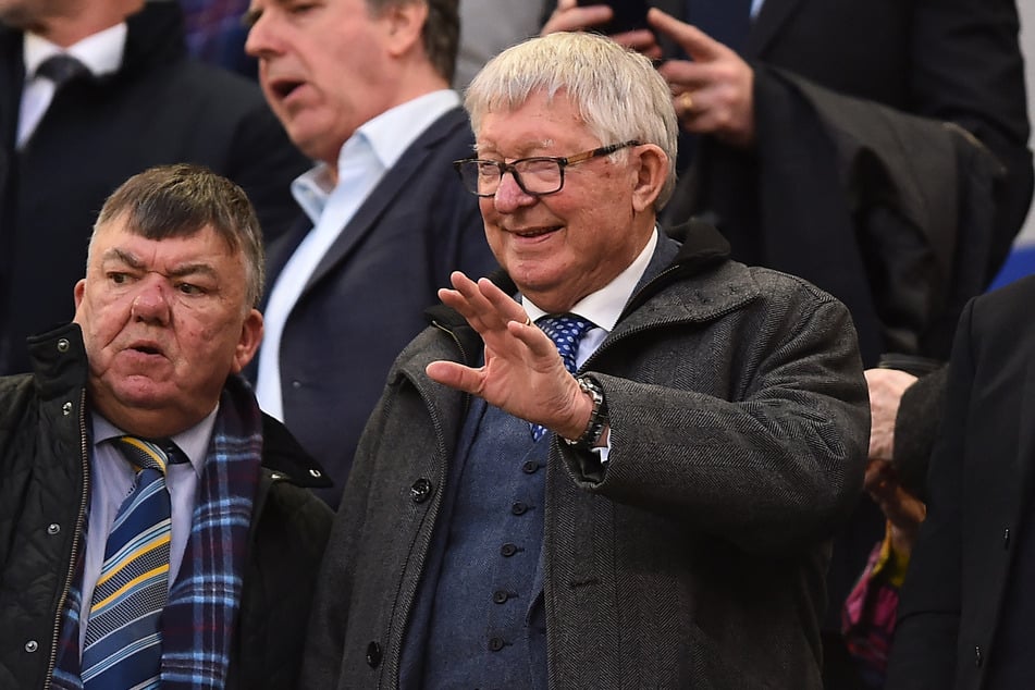 Sir Alex Ferguson (84) klagte vor dem Spiel zwischen Manchester United und dem FC Liverpool am Sonntag über gesundheitliche Beschwerden und kam ins Krankenhaus.