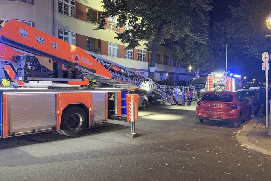 Berlin: Brandnacht in Berlin: Feuerwehr rettet fünf Menschen mit Drehleitern, Bewohner in Lebensgefahr