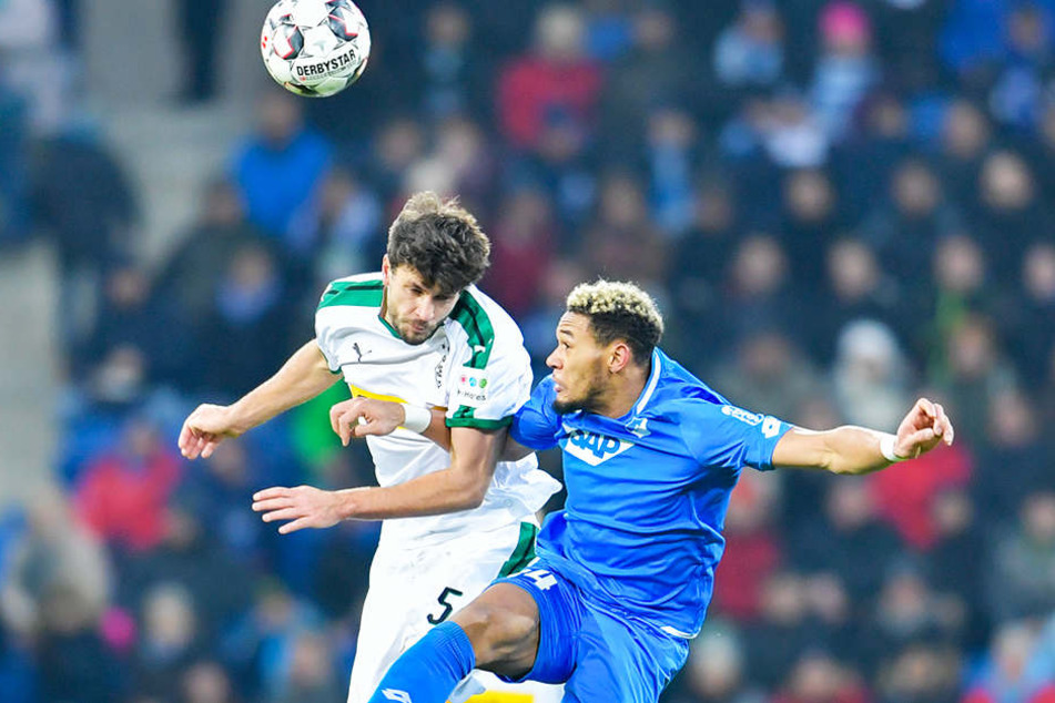 Ein wuchtiges Duell: Gladbachs Tobias Strobl (l.) und Sturmkante Joelinton (r.) steigen zum Kopfball hoch.