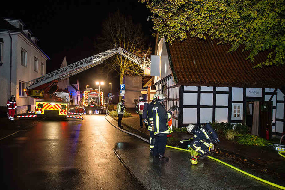 Die Amtsstraße war für die Löscharbeiten gesperrt worden.