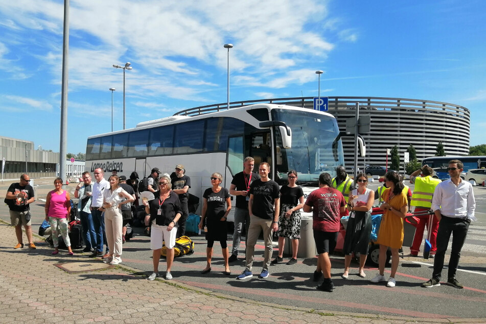Die Metal-Fans warten am Terminal Tango auf den Shuttle-Bus nach Wacken und hören der Band "FOD" bei ihrem Auftritt zu.