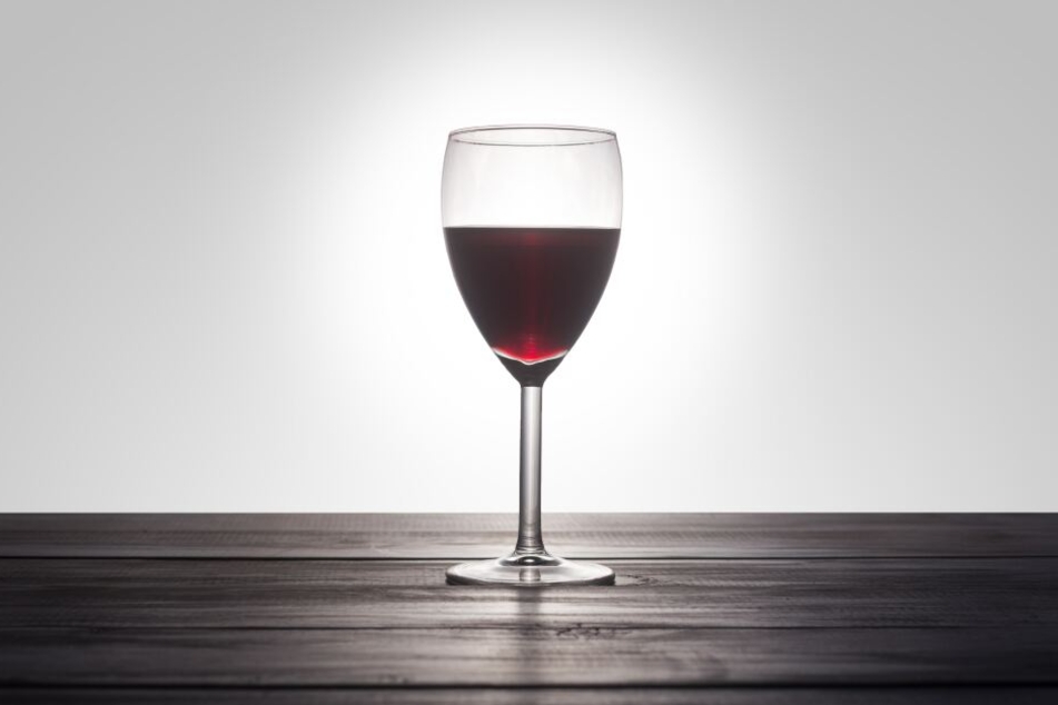 Der Vater der beiden Kleinkinder behauptet, sie hätten sich den Wein selbst eingeschenkt. (Symbolbild)