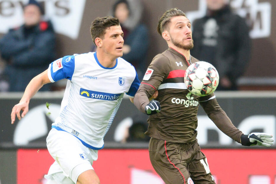 Dimitrios Diamantakos schirmt den Ball vor einem Gegenspieler ab.