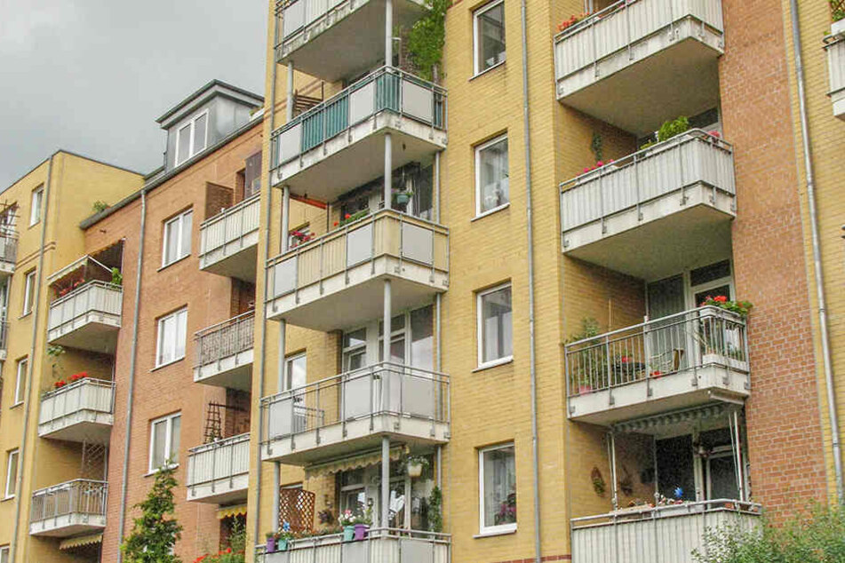 Akrobatischer Täter: Der Ganove krabbelte über vier Balkone in die Höhe, stieg über die Tür ein.
