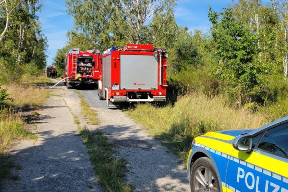 Feuerwehr und Polizei am Ort der Brände in der Gohrischheide.