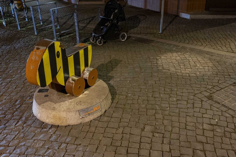 Die Figur wurde inzwischen wieder in ihre angestammte Position verbracht.