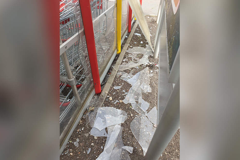 Insgesamt wurden etwa 16 Scheiben bei der Tat beschädigt.