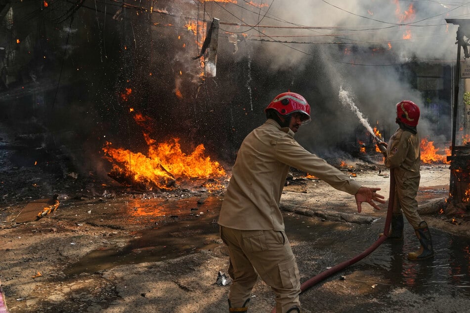 Frau springt mit Kind aus 3. Stock: Mindestens 21 Tote bei Inferno in Indien