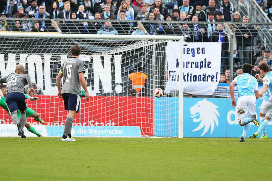 Philipp Steinhart (r.) erzielt per Handelfmeter das 2:0 für den TSV 1860 München. FSV-Torwart Johannes Brinkies (l., verdeckt) hat sich für die falsche Ecke entschieden.