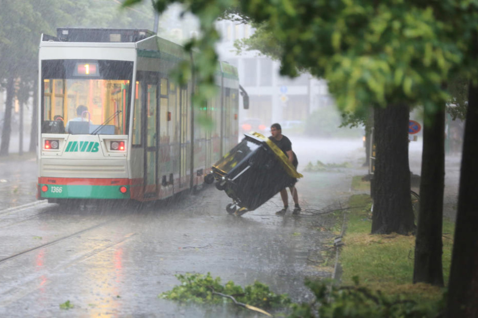 In Magdeburg (Sachsen-Anhalt) haben die angekündigten schweren Unwetter eingesetzt.