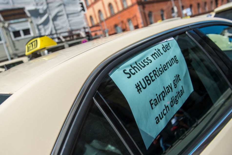 Taxifahrer demonstrier seit Jahren gegen die drohende "Uberisierung". Bald könnte es ernst werden für sie. (Archivbild)