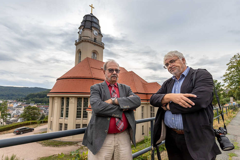 Kirchenvorsteher Hans Beck (l.) und Superintendent Dieter Bankmann sind empört.