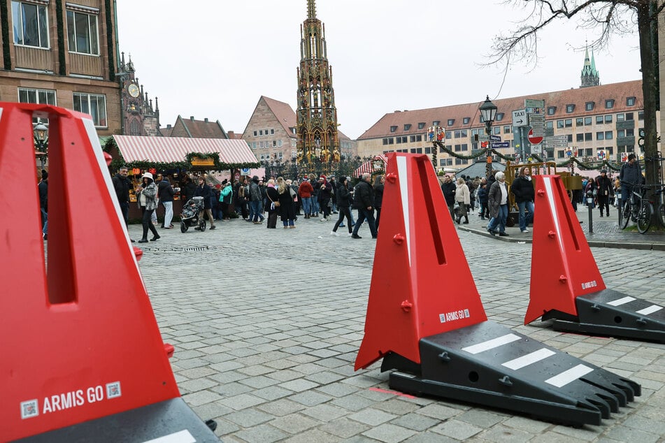 Bei vielen Großveranstaltungen - wie hier dem Nürnberger Christkindlesmarkt - werden zum Schutz mobile Fahrzeugsperren eingesetzt. Diese können sogar Lkw stoppen, sind aber für viele Kommunen als dauerhafte Lösung unerschwinglich.