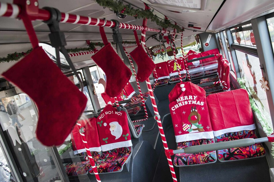 Mit dem weihnachtlich geschmückten Linienbus sollen Passanten und Passagiere in der Advents- und Weihnachtszeit in festliche Stimmung versetzt werden.
