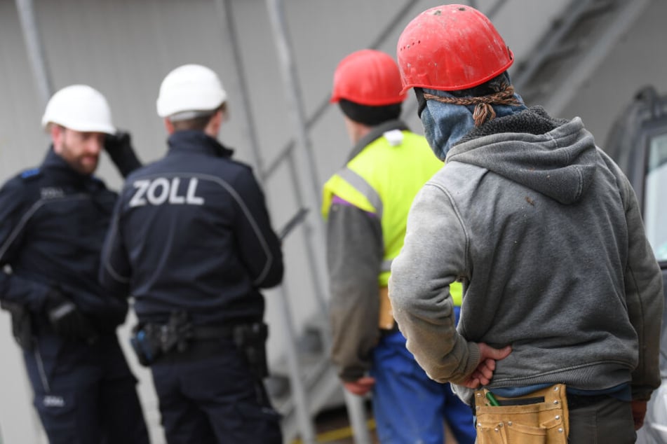 Beamte des Zolls bei einer Kontrolle von Bauarbeitern. (Symbolbild)