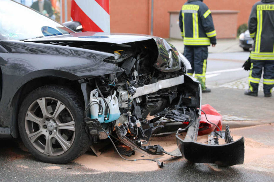 Das Auto wurde durch den Unfall im Frontbereich so stark beschädigt, dass es als Totalschaden gilt.