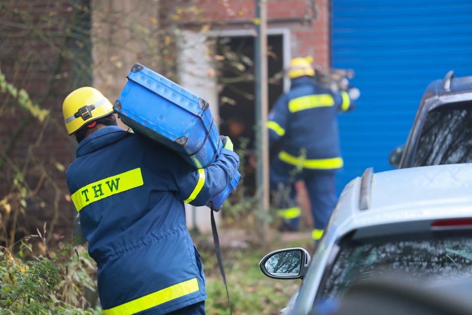 Auch das technische Hilfswerk rückte an, um im Rahmen der Ermittlungen Beweise zu sichern.