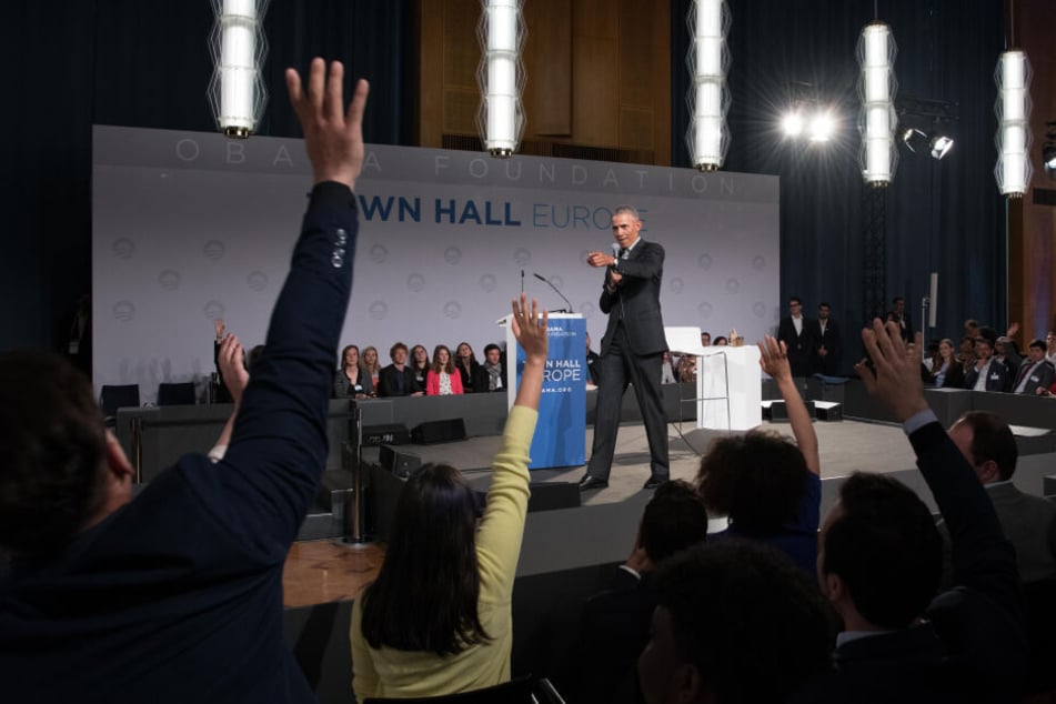 Der früherer US-Präsident Barack Obama stellt sich bei einer "Town-Hall"-Veranstaltung in der European School of Management and Technology den Fragen junger Menschen.