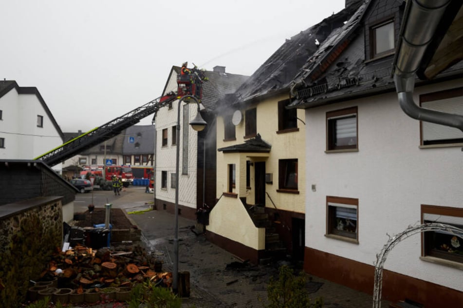 Feuerwehrleute löschen die letzten Glutnester.