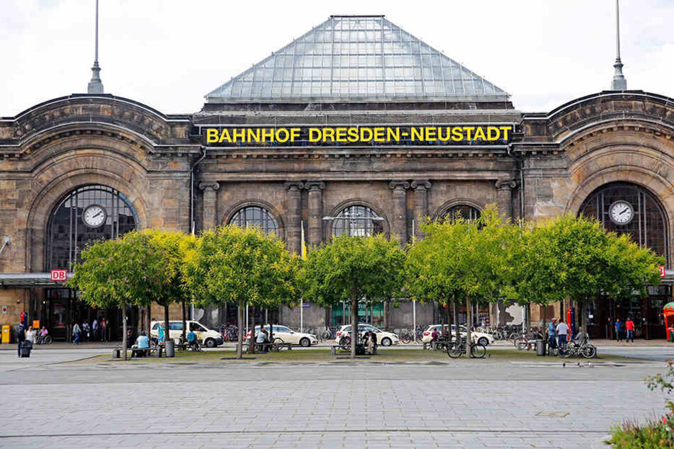Polizei-Einsatz im Bahnhof Neustadt! Ein Mann hatte in einem Geschäft Parfüm geklaut, doch das war noch nicht alles. (Symbolbild)