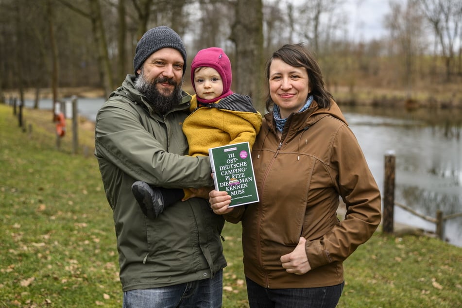 Autorin Laura Kaiser (39) und Partner Christoph Schaarschmidt (41) zusammen mit Tochter Carlotta (1).