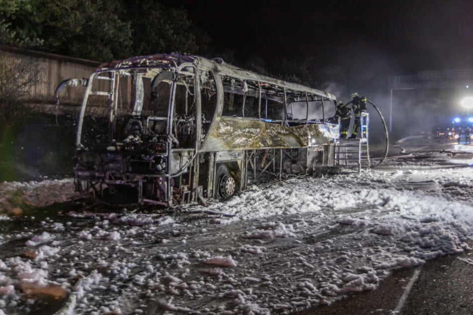 Der Reisebus ist auf der Autobahn komplett ausgebrannt.