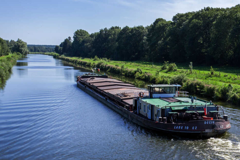 Ein Binnenschiff fährt auf dem Elbe-Lübeck-Kanal. (Archivbild)