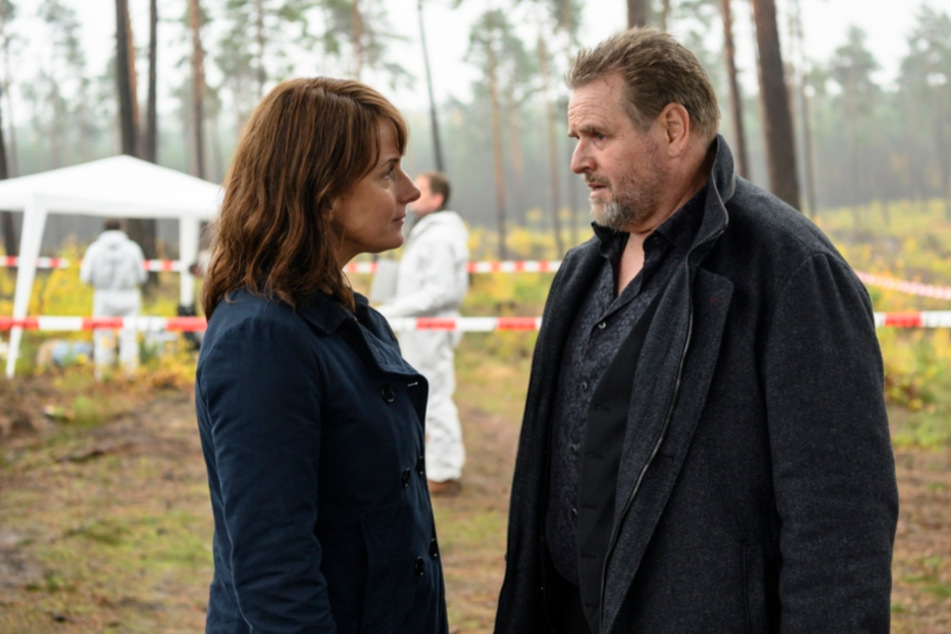 Uwe Lemp (Felix Vörtler, 59) erscheint geschockt am Tatort und erfährt von Hauptkommissarin Doreen Brasch (Claudia Michelsen, 51) von dem Mord.
